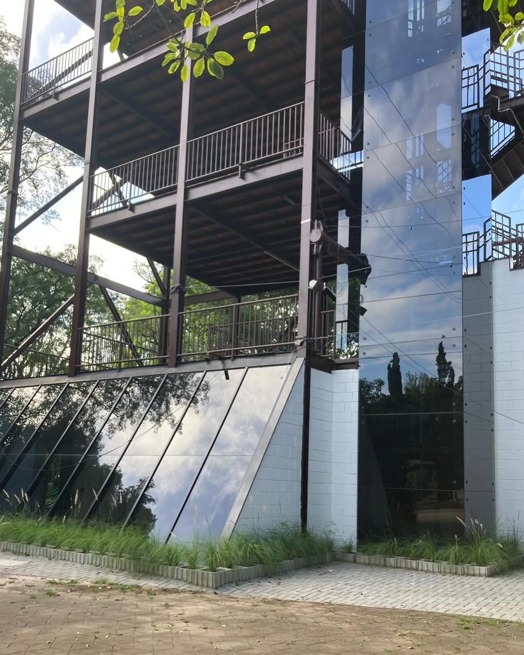 Fachada em vidro com estrutura metálica sob medida em Feliz RS