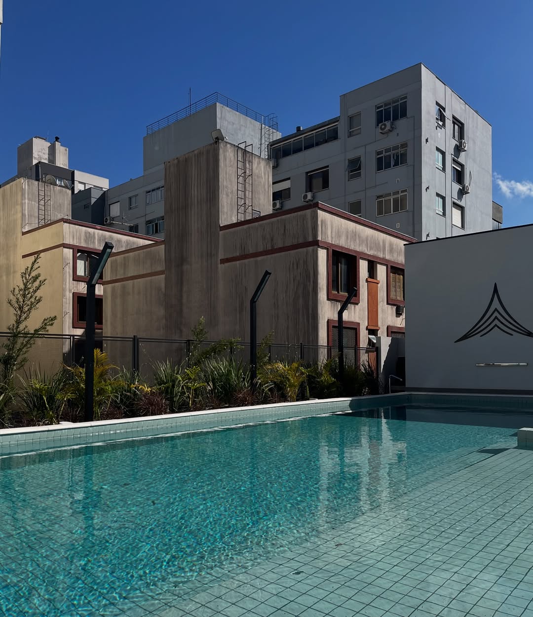 Estrutura metálica para luminárias e área de piscina sob medida em Feliz RS