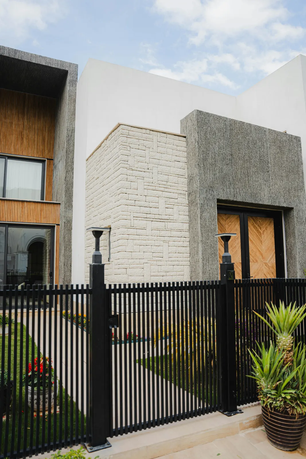 Casa moderna em Feliz RS com fachada em pele de vidro e esquadrias de alumínio preto