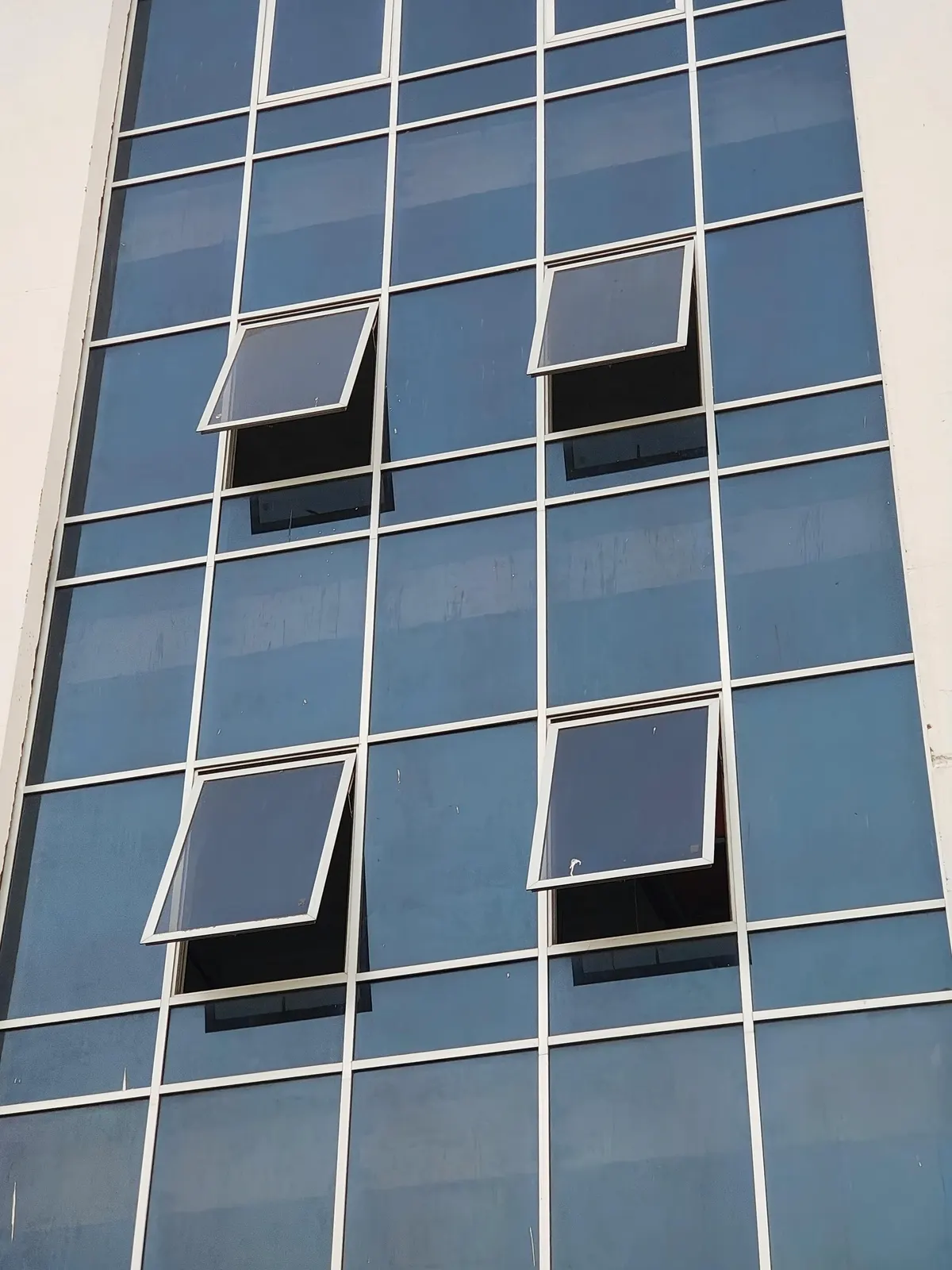 Esquadria de alumínio motorizada com automação residencial em casa moderna no RS